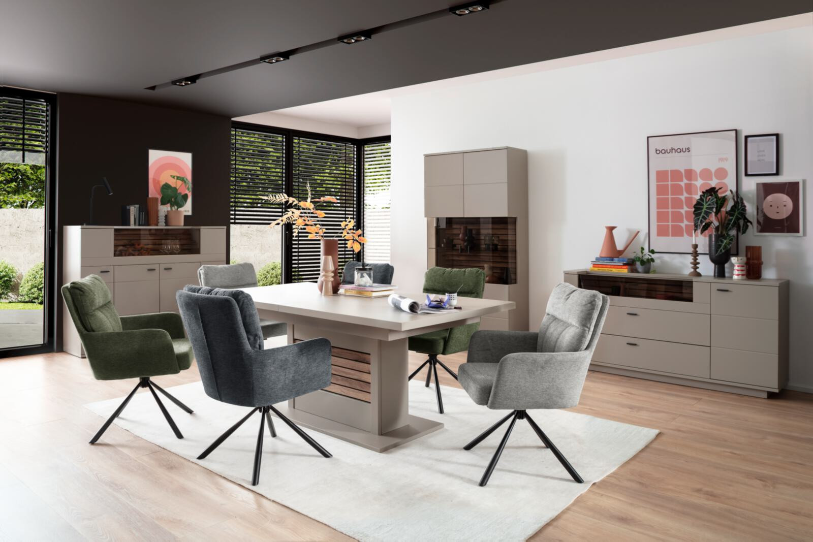 Modernes Esszimmer-Interieur mit Tisch, Stühlen und Sideboard im Varianta Studio bei Interliving Boer.