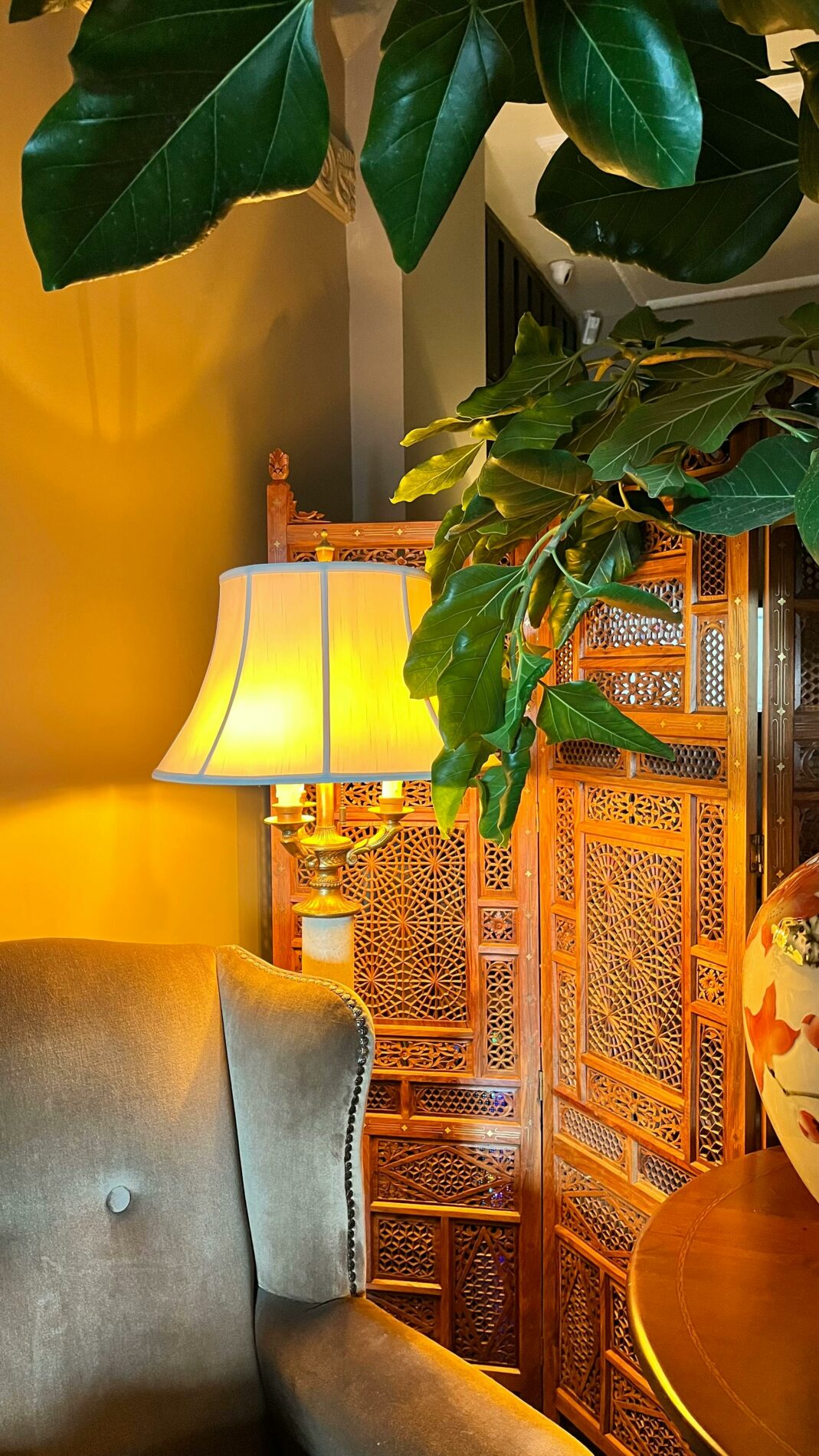 lampe in der ecke eines zimmers hinter einem sessel 