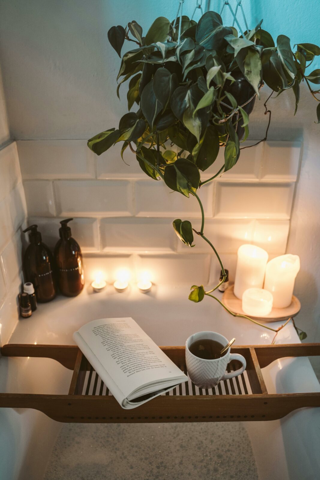 badewanne mit kerzen und einem buch zum entspannen 