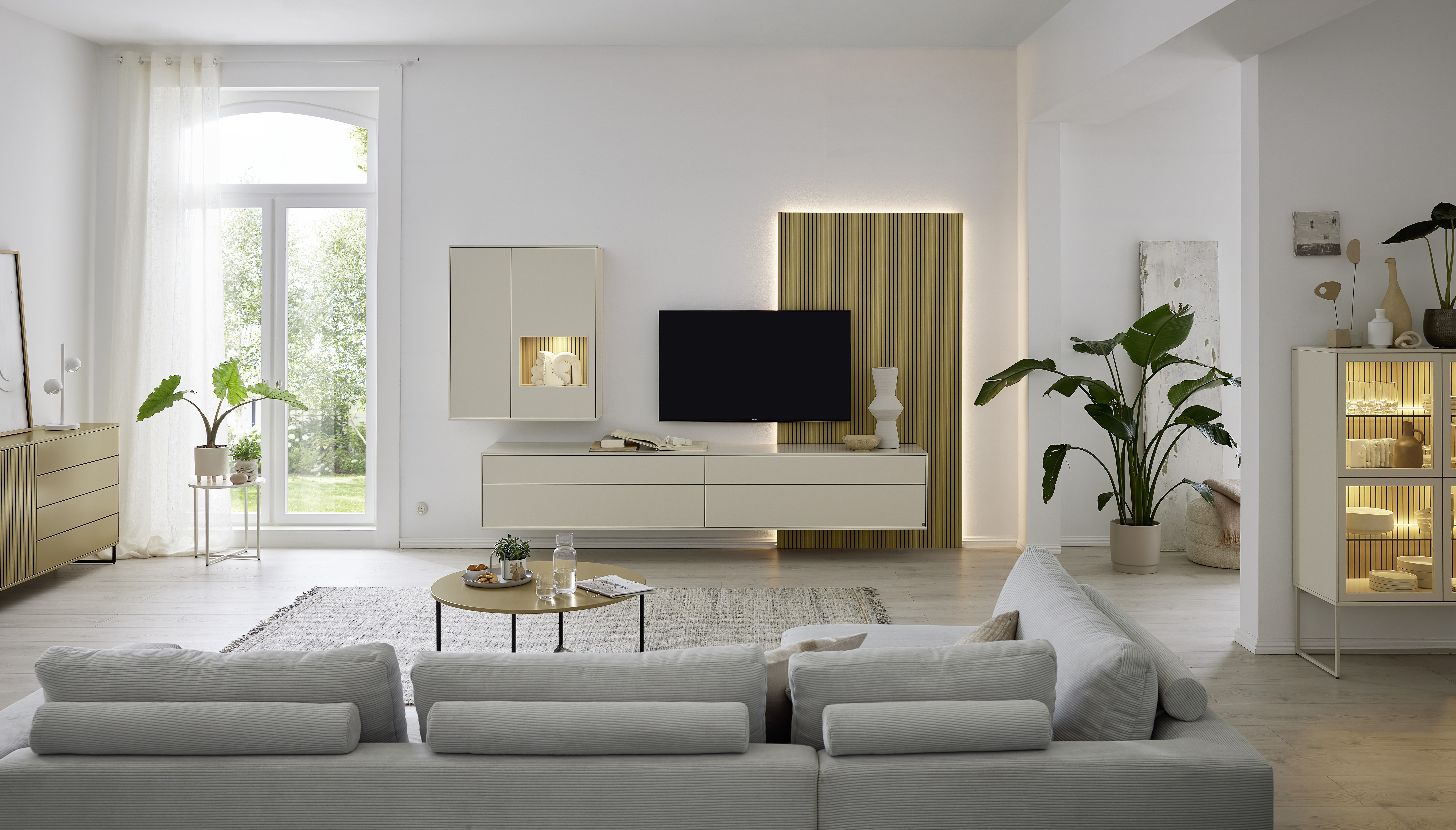 Ordentliches Wohnzimmer, Blick auf eine moderne Wohnwand mit Fernseher