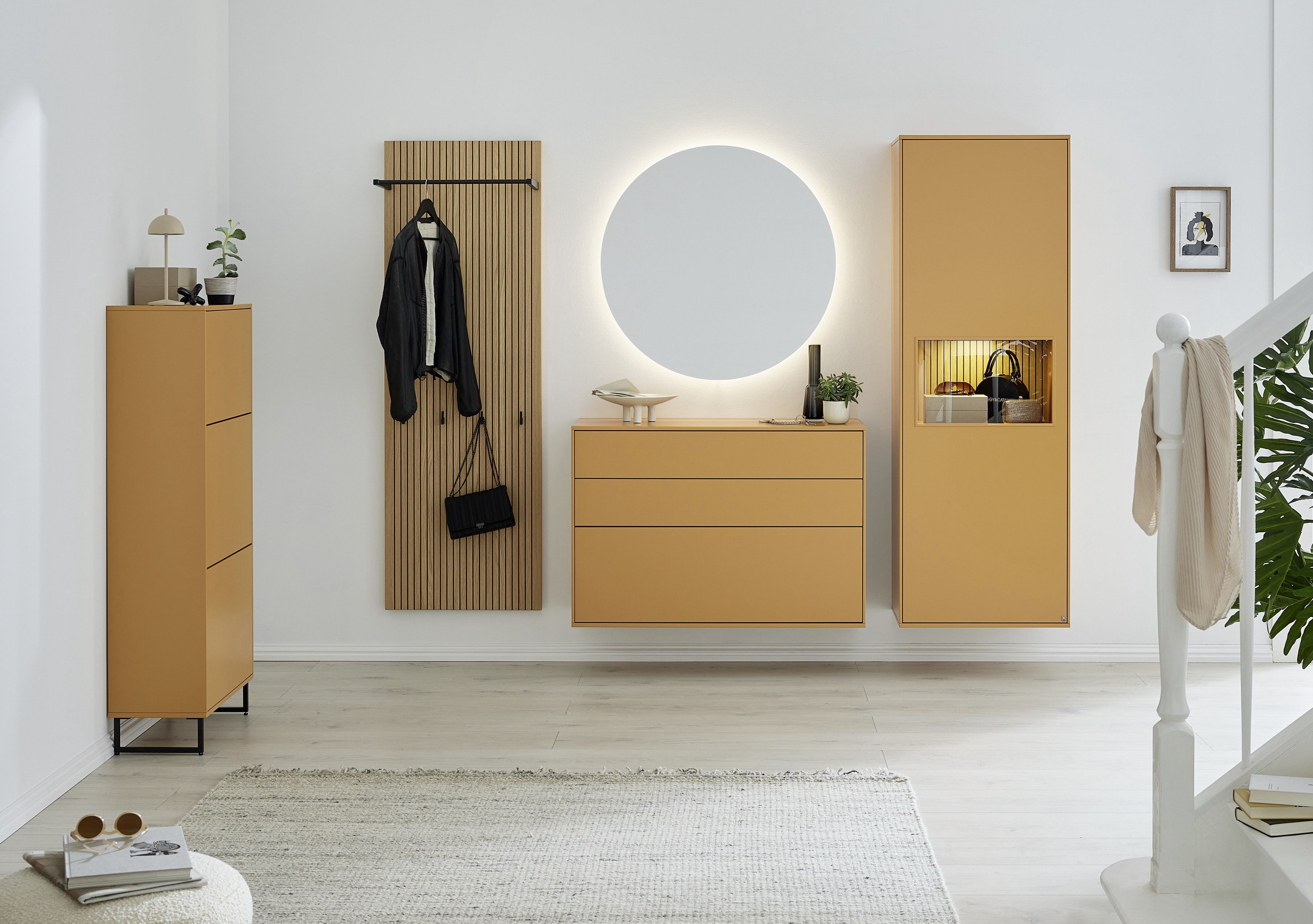 Moderne Garderobe in einem dunkleren Beigeton in einer hellen Diele