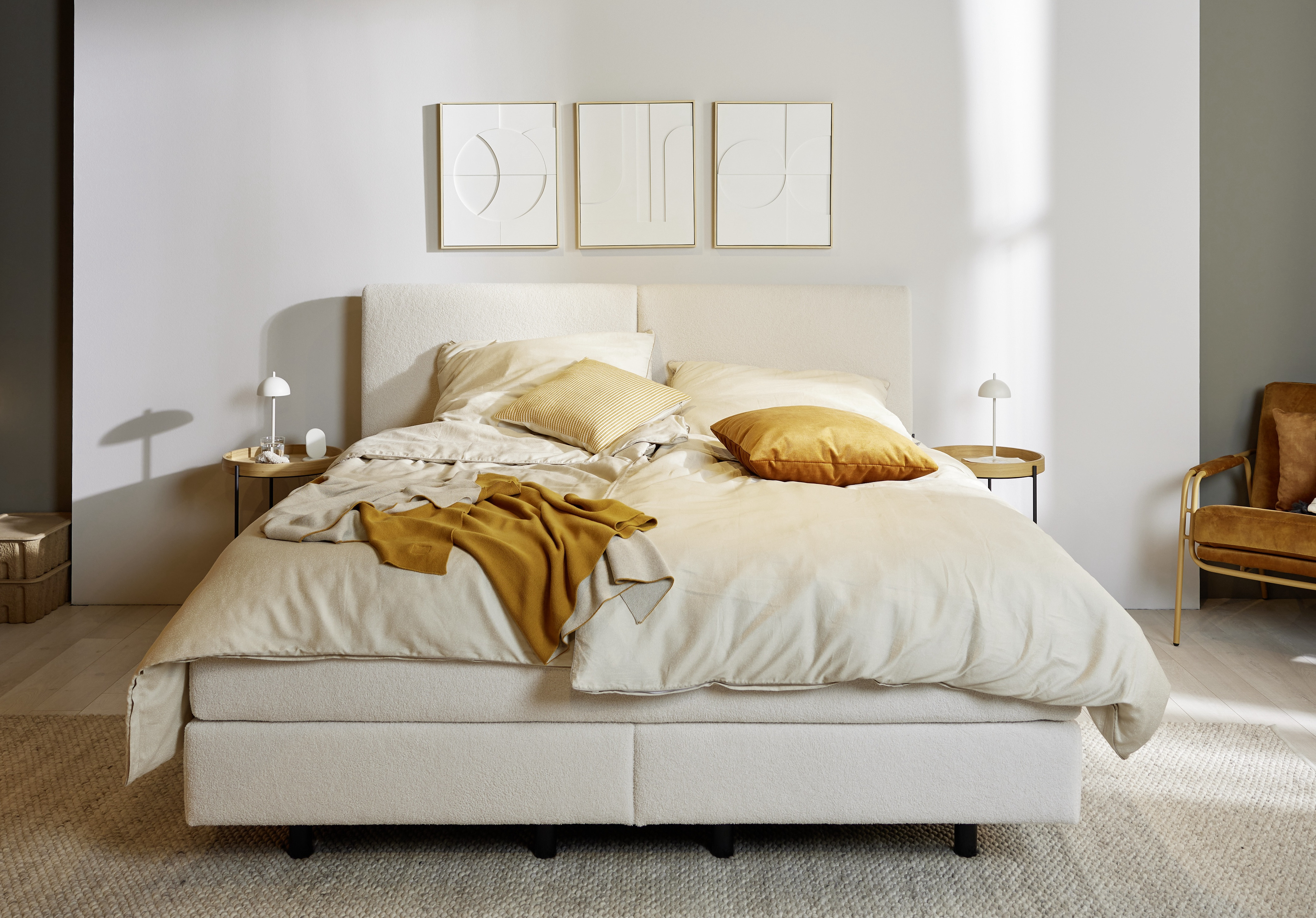 Weißes Bett mit gelben Kissen