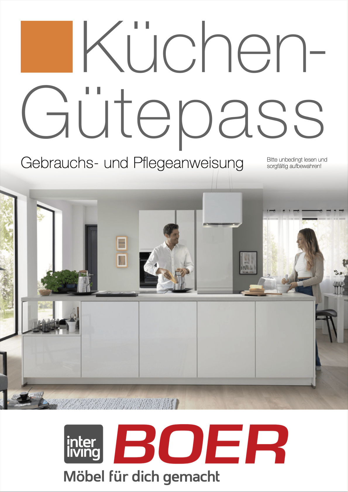 Küchen-Gütepass; Weiße moderne Küche, Mann steht hinter der Kücheninsel, Frau steht auf der rechten Seite, beide lächeln sich an