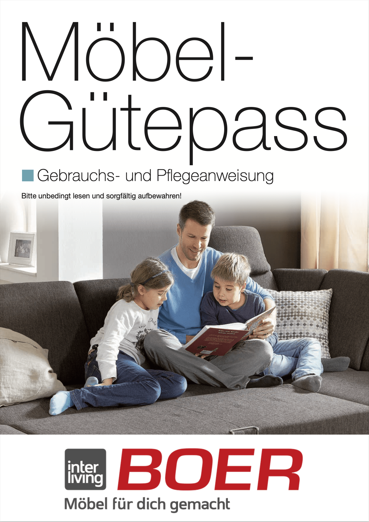 Möbel-Gütepass; Mann sitzt mit seinem 2 Kindern auf der Couch und liest ihnen was vor