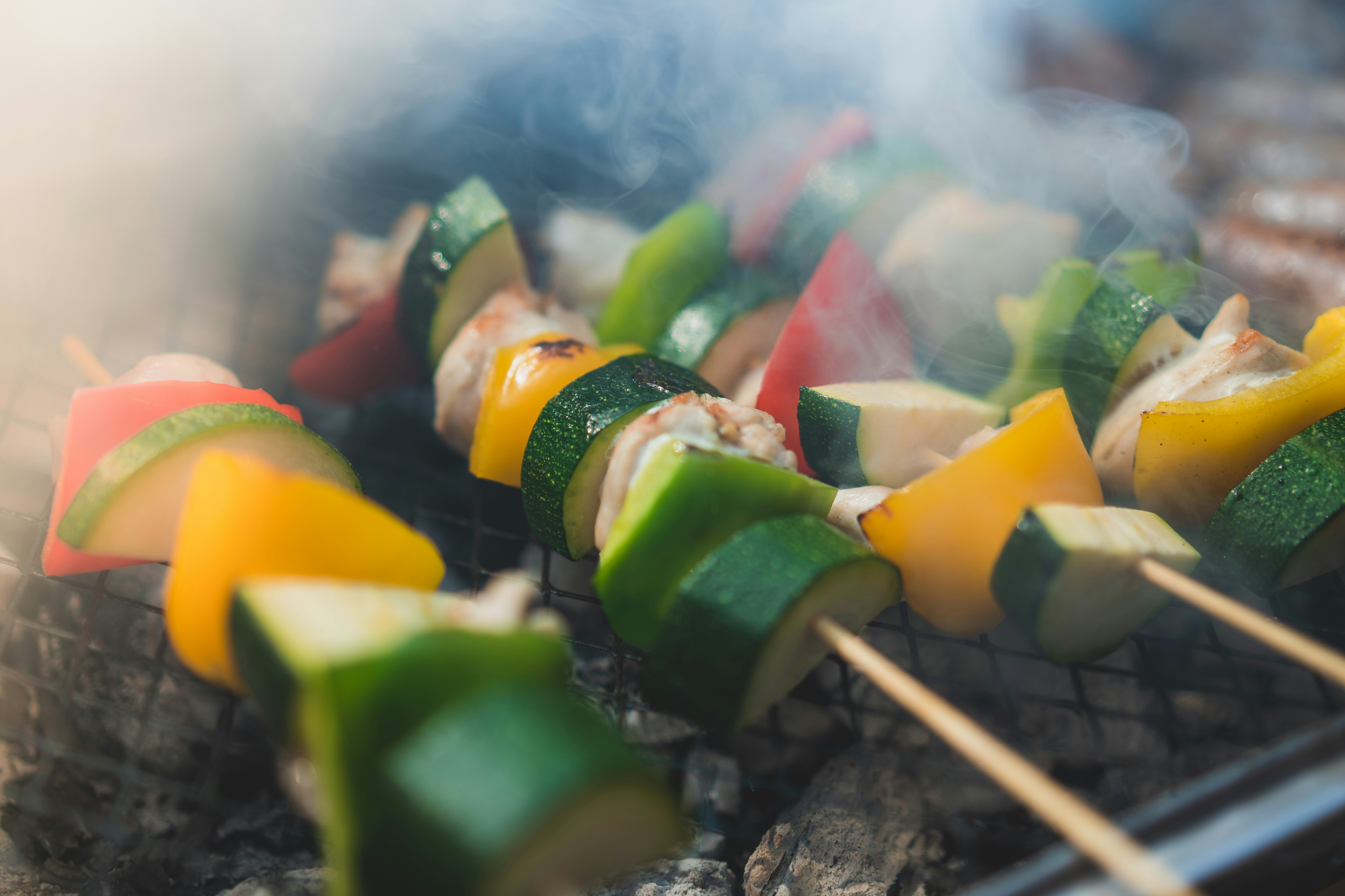 Köstliche vegane Sommer-Kebabs vom Grill, mit Zucchini, Paprika und Hühnerersatz.