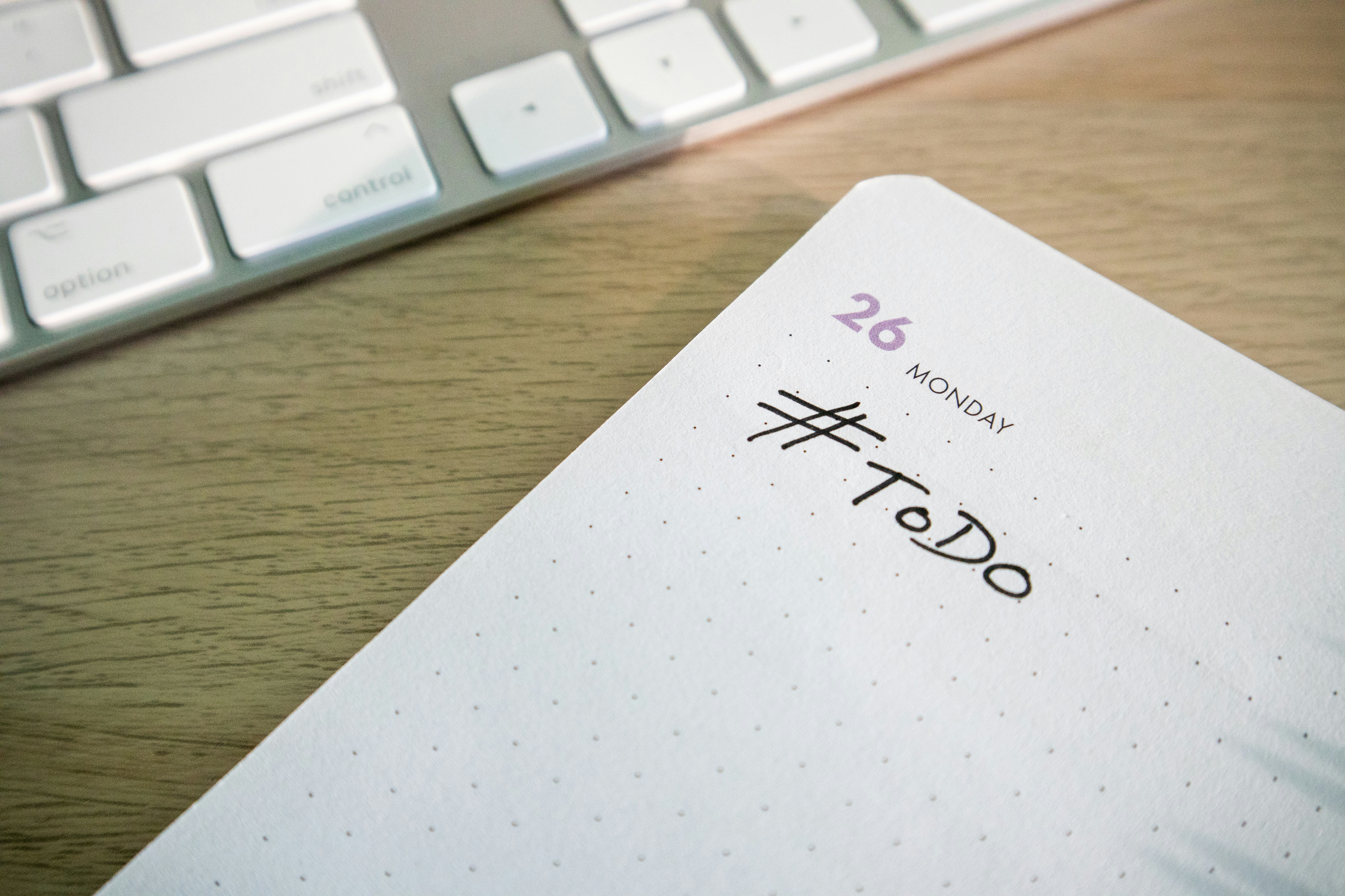 To-Do-Liste auf einem Schreibtisch mit einer Tastatur im Hintergrund
