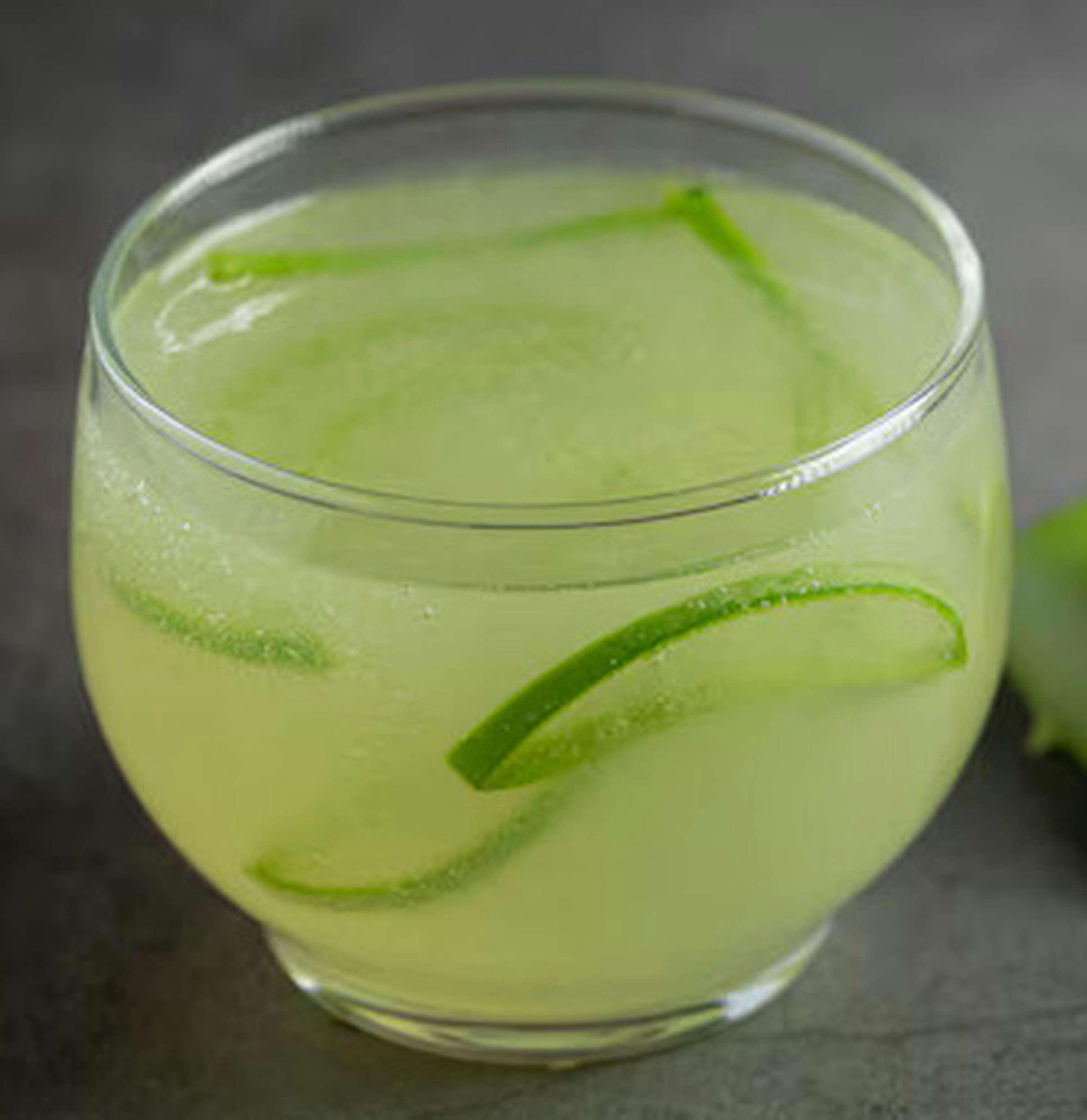 Erfrischender Limetten-Gurken-Sommerdrink im Glas