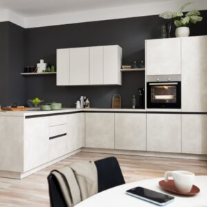 Moderne Küche in Grau- und Weißtönen mit Kochinsel und Einbaugeräten.