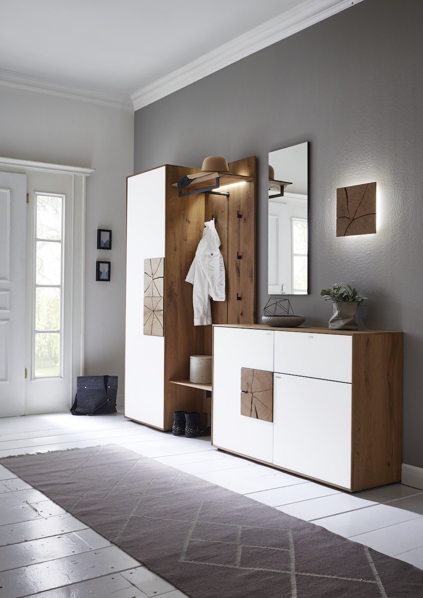 Moderner Flur mit Garderobe in Holz und Weiß, Spiegel und Teppich. Stilvolle Flurgestaltung.