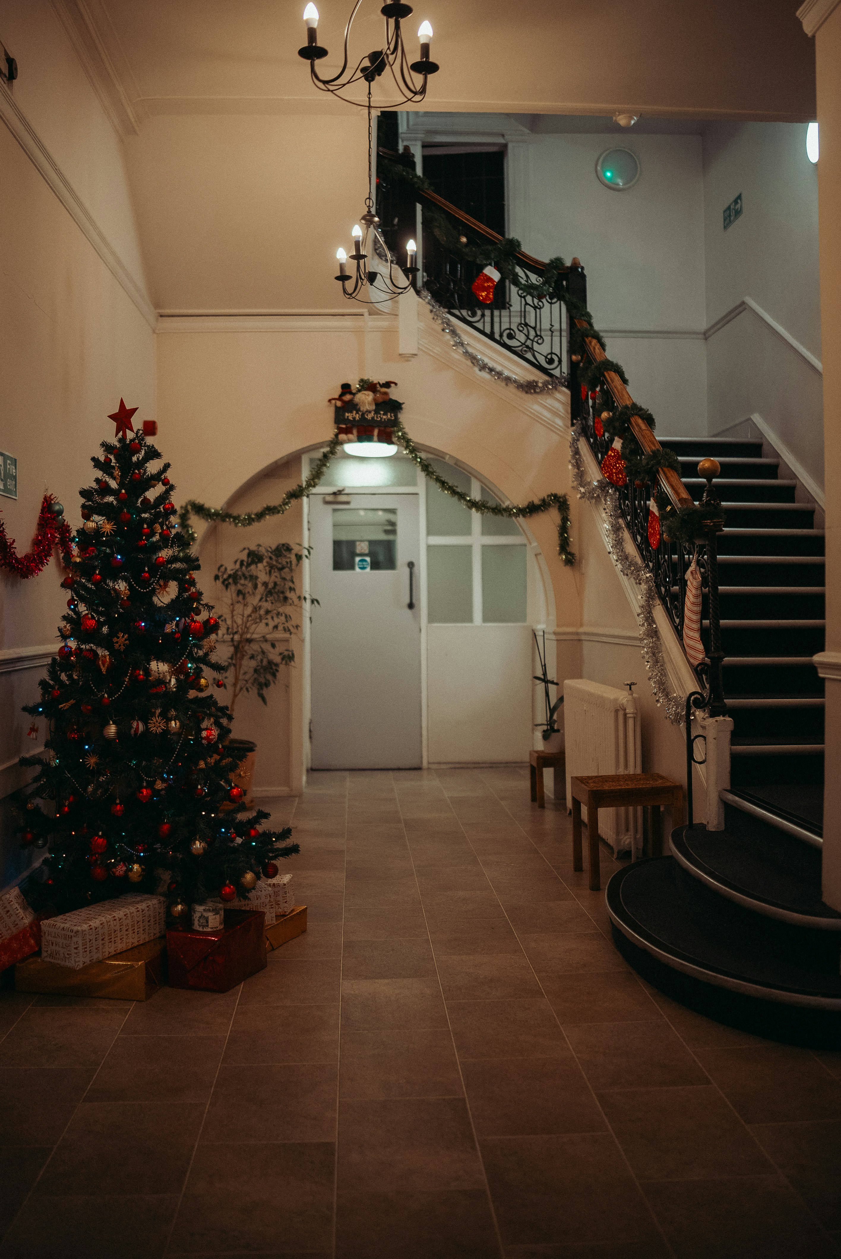 Weihnachtsbaum und festliche Dekorationen im Treppenhaus für stimmiges Weihnachtsambiente.