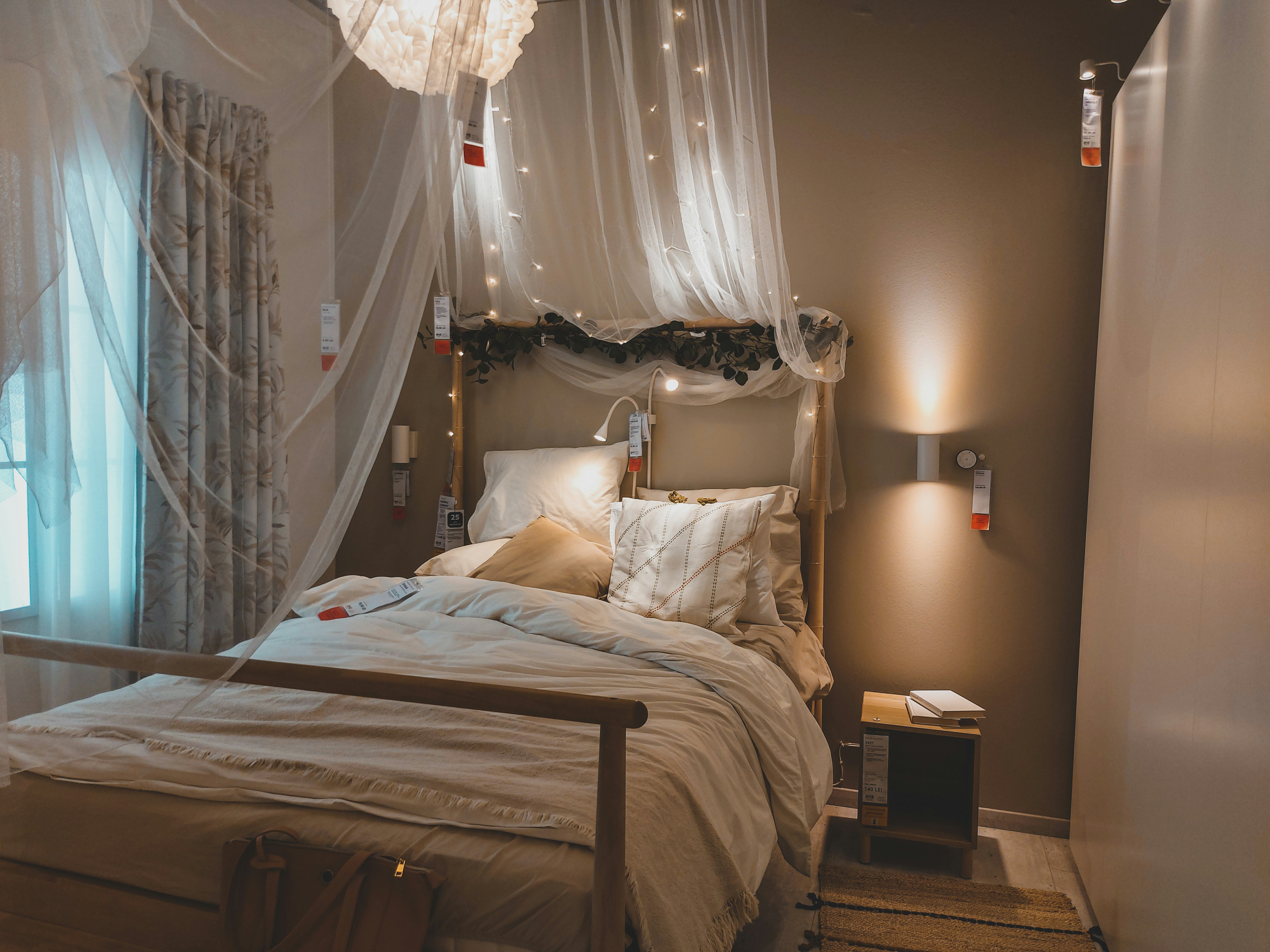 Gemütliches Schlafzimmer mit Himmelbett und sanfter Beleuchtung für besseren Schlaf im Winter.