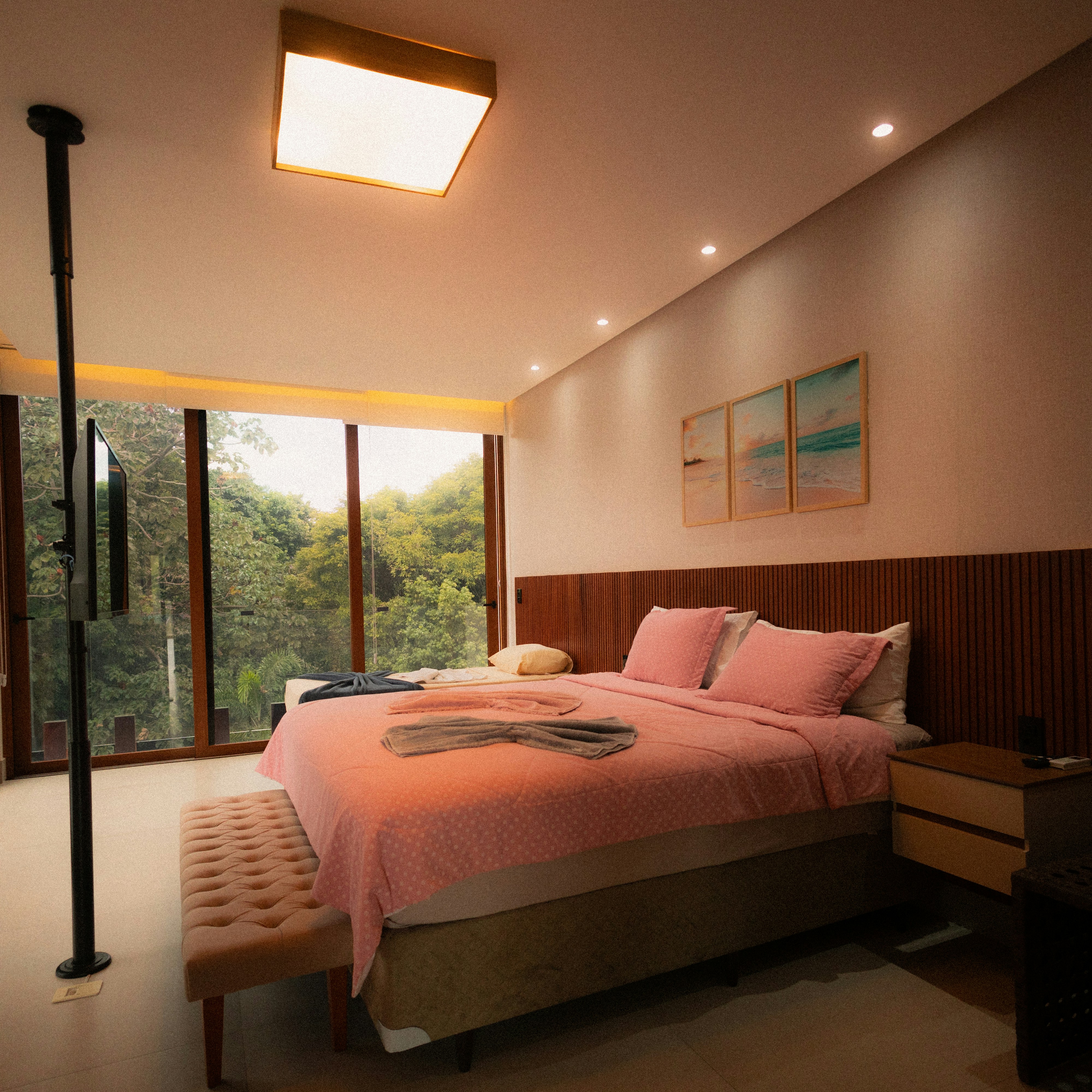 Helles Schlafzimmer mit großem Fenster, Doppelbett und moderner Einrichtung für besseren Schlaf im Winter.