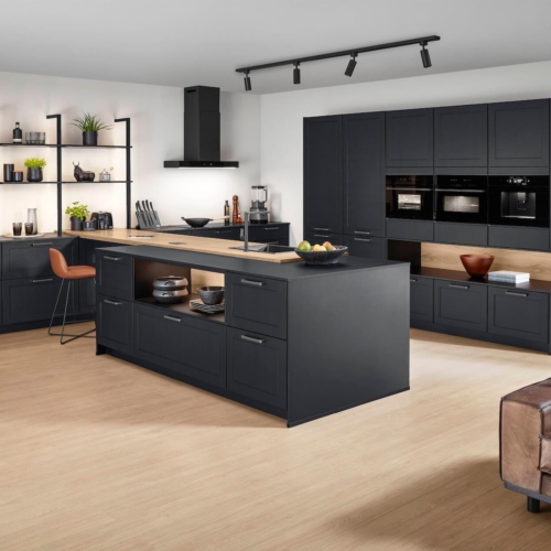 Nobilia Nordic Inselkueche Schwarz 3 Moderne, graue Kücheninsel mit Holzplatte in heller Küche.