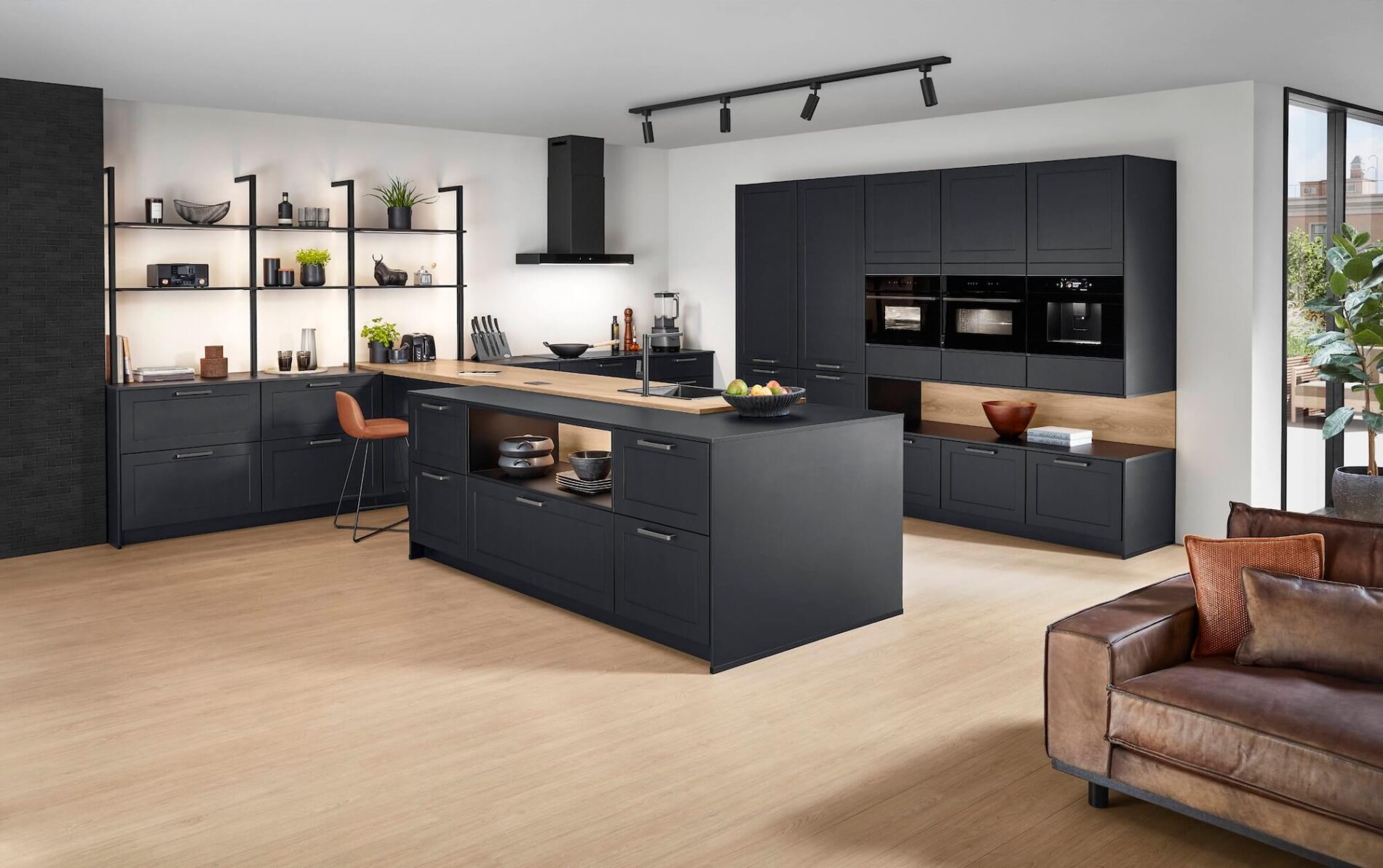 Moderne Küche in Anthrazit mit Kochinsel und Regalen. Elegantes Küchendesign mit Holzelementen und Sitzgelegenheit.