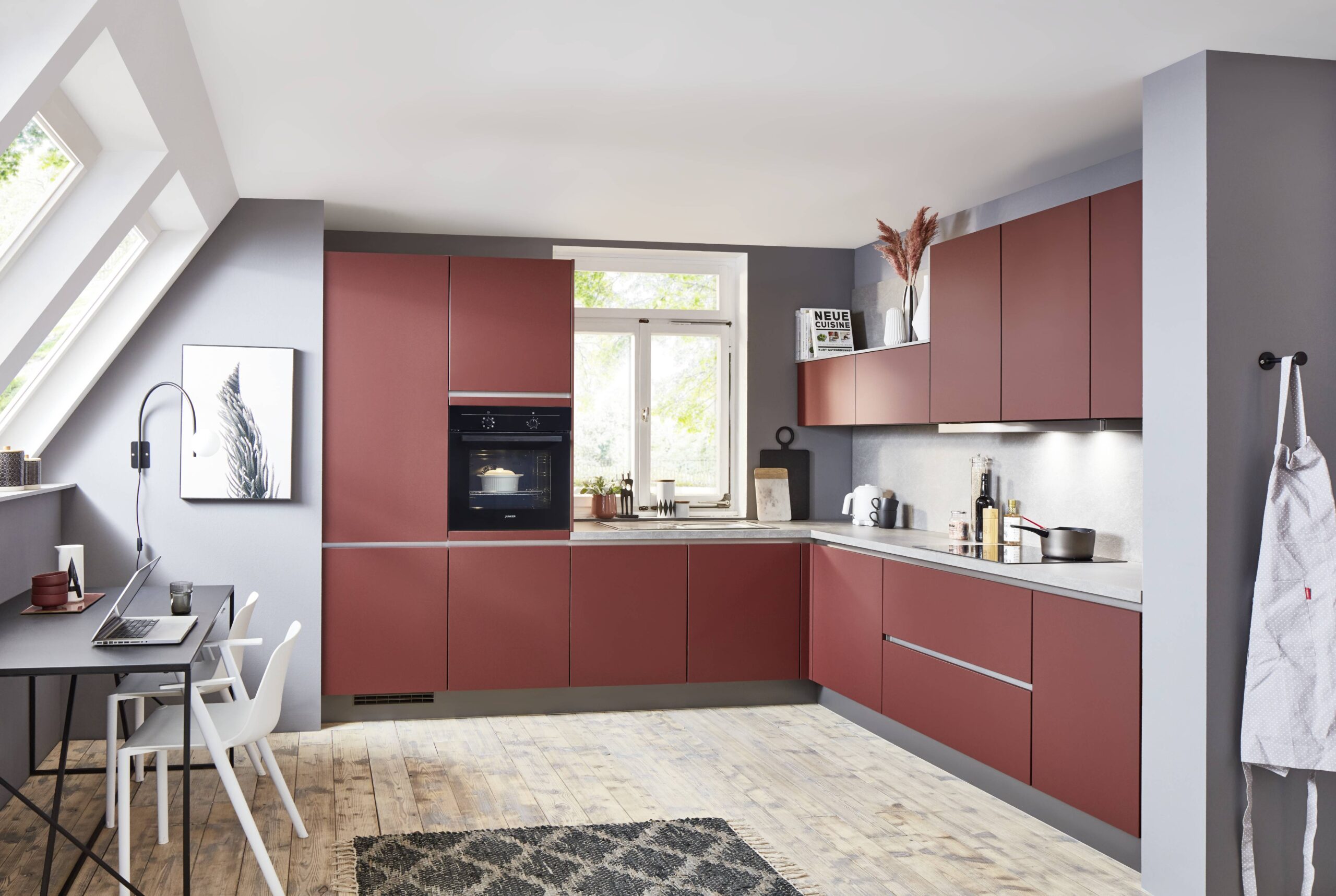 Rote Küche als Akzent – lebendig, appetitanregend und ausdrucksstark.