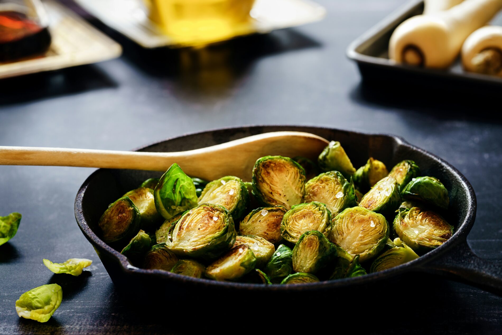 Rosenkohl in einer gusseisernen Pfanne, saisonales Gemüse für gesunde Rezepte im Februar.