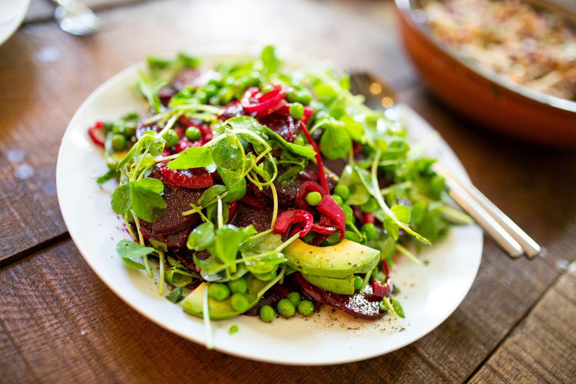 Bunter Salat mit saisonalem Gemüse, Avocado und Erbsen. Gesund & lecker!