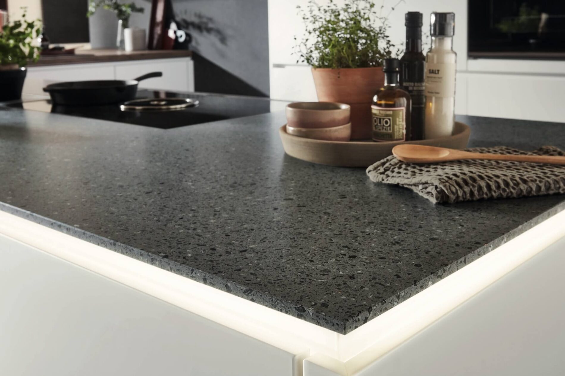 Nobilia-U-Kueche-Fashion-Weiss-mit-Quarzsteinarbeitsplatte