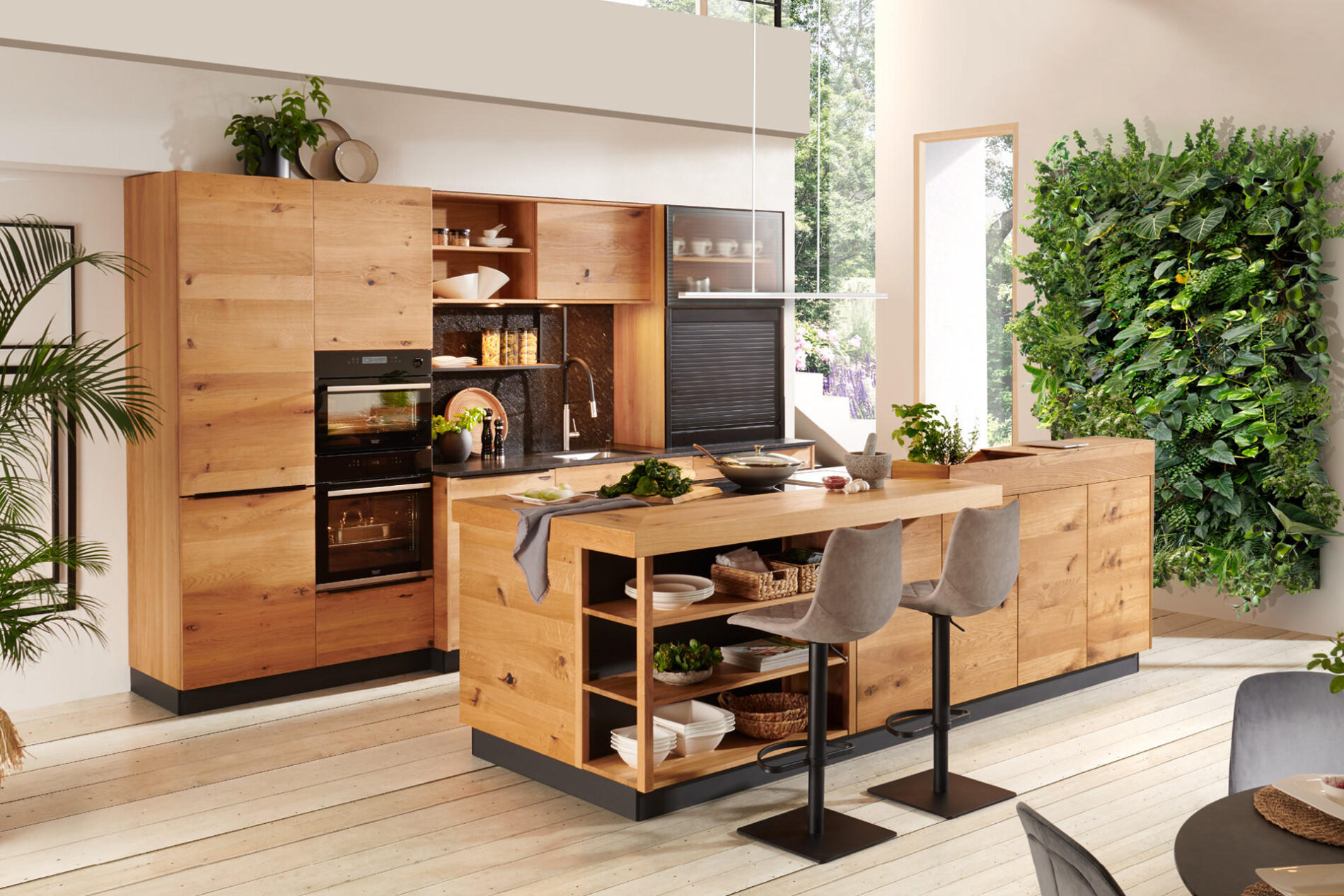 Moderne Holzküche mit Kochinsel, Hochbeet und Barhockern.