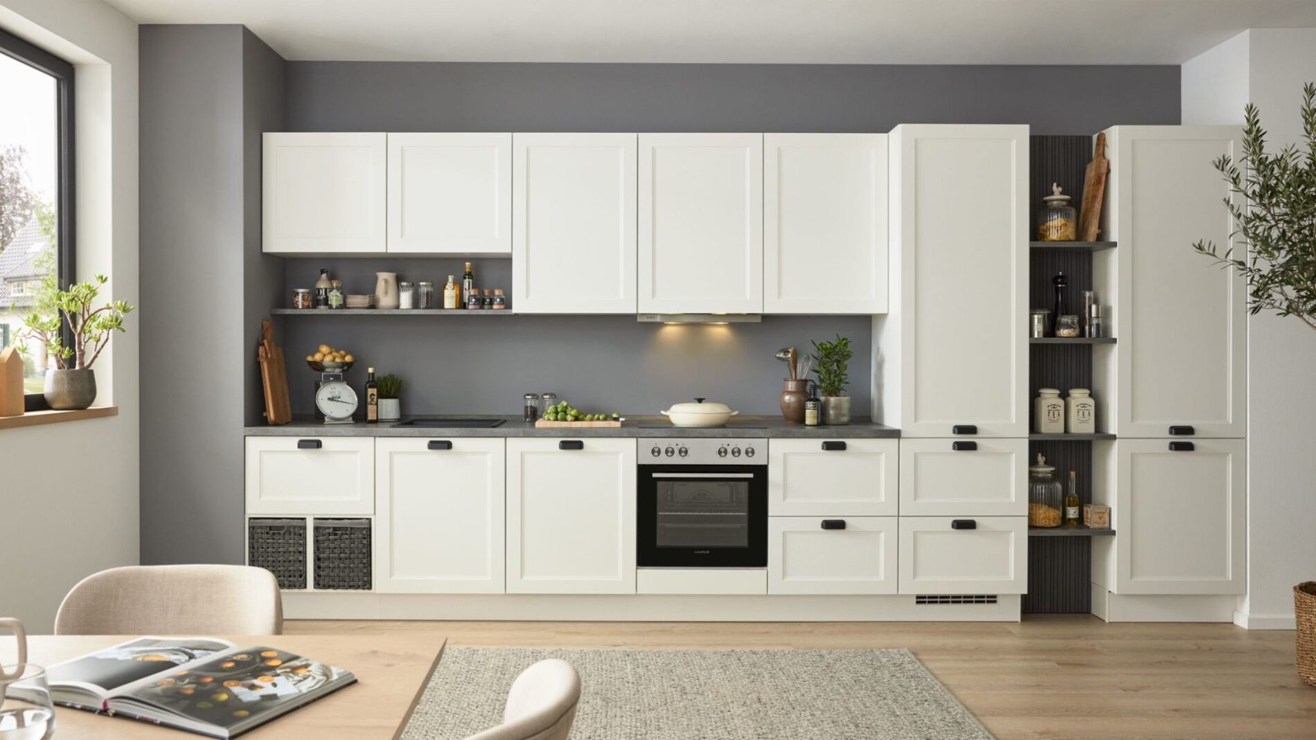 Moderne weiße Küche mit Holzböden und grauer Wand