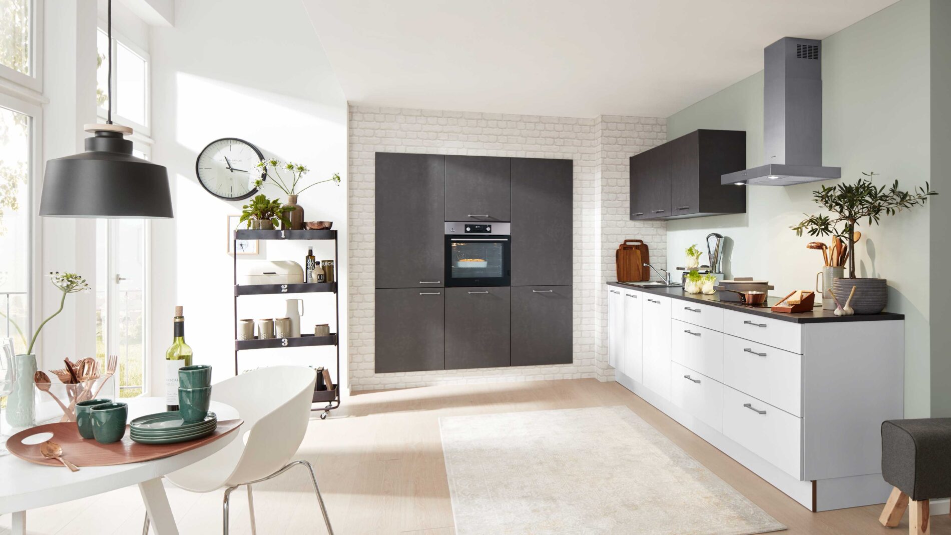 Interliving-Kuechenzeile-modern-mit-Hochschrank