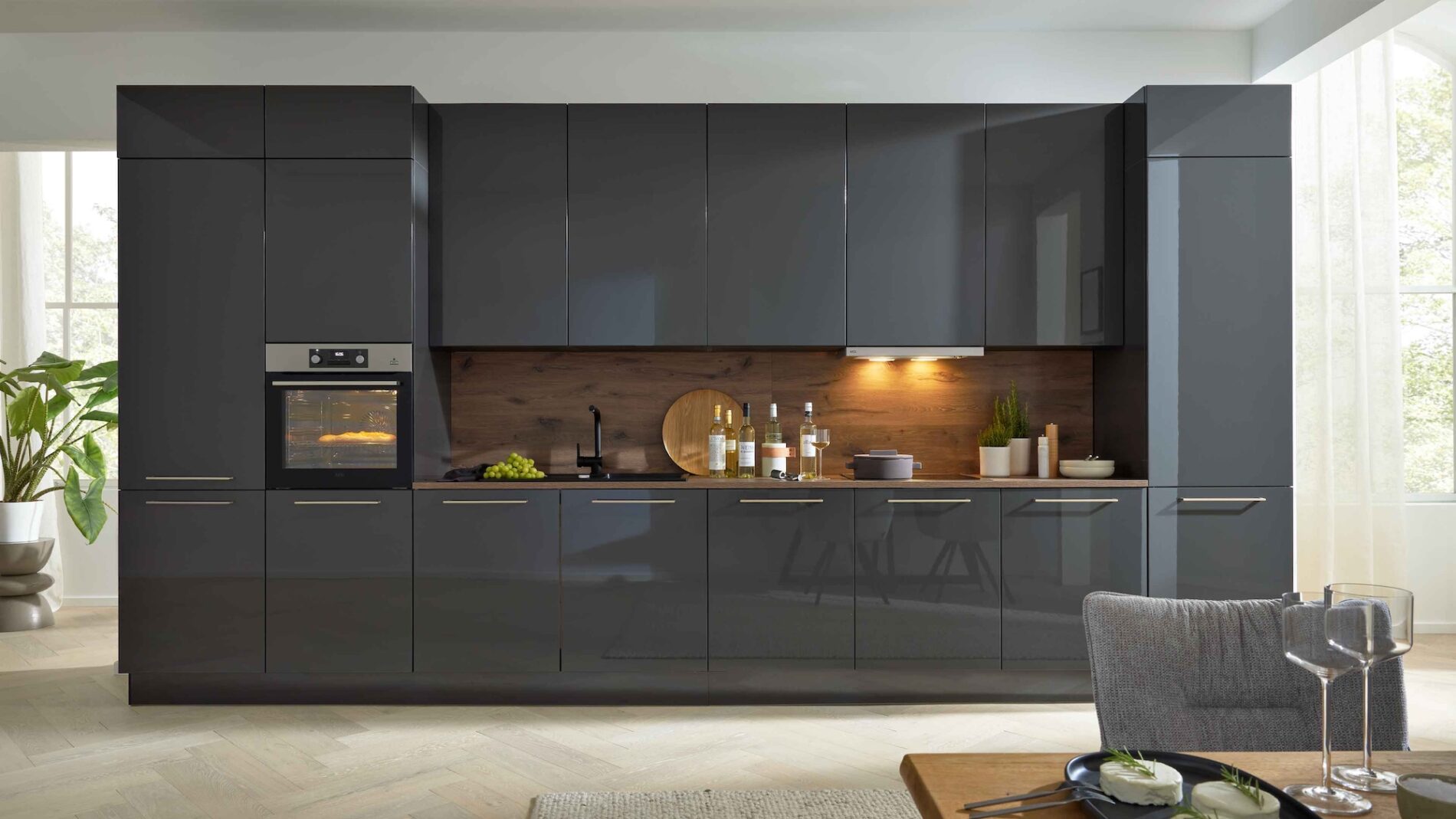 Moderne graue Küche mit integrierten Geräten und Holz-Akzentwand Interliving Moderne Kuechenzeile Anthrazit Küchenzeile