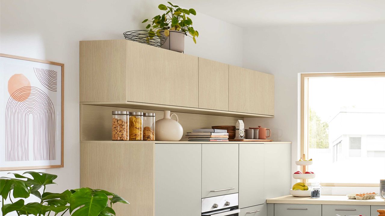 Interliving-moderne-Inselkueche-mit-Oberschraenken