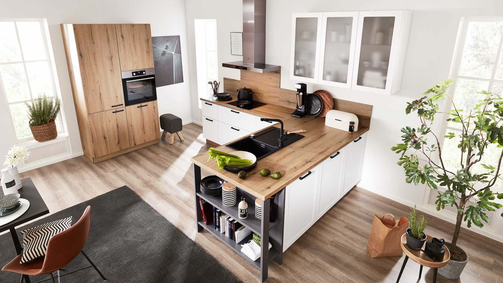 Moderne Interliving Küchenzeile in Weiß mit Holzakzenten und Kochinsel