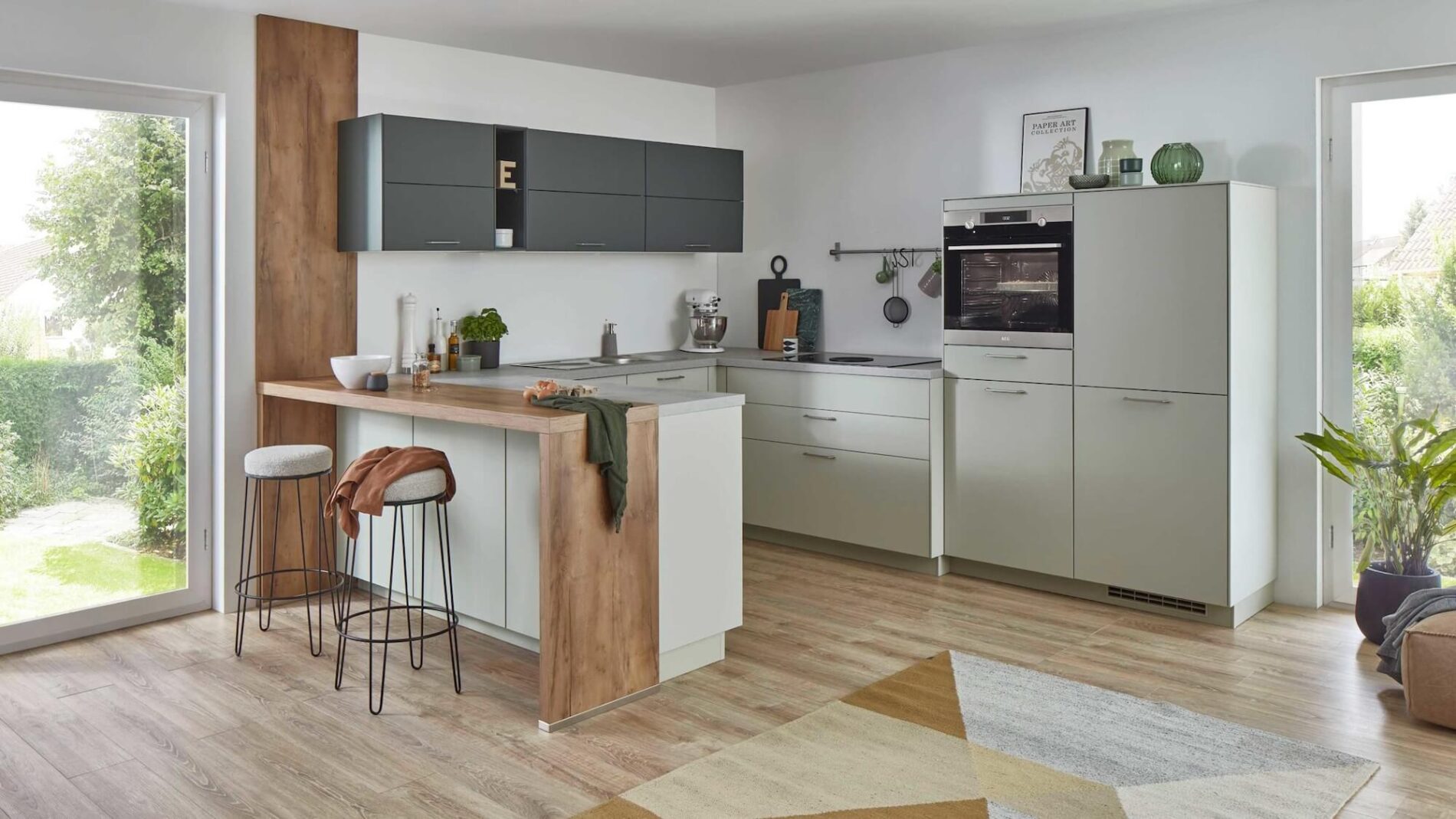 Moderne Küche mit Kücheninsel, Holzakzenten und grauen Oberschränken.