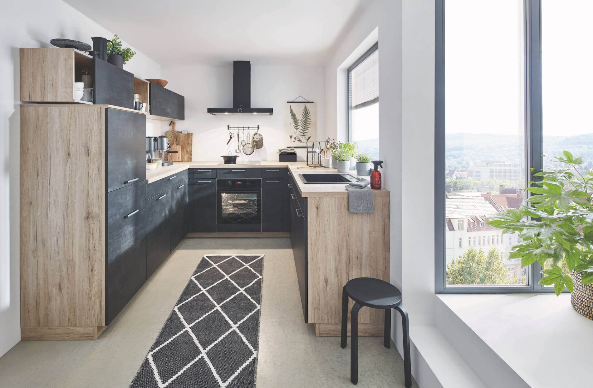 Moderne U-Küche mit Holzfronten und schwarzen Elementen Nobilia U Kueche Speed Schwarzbeton