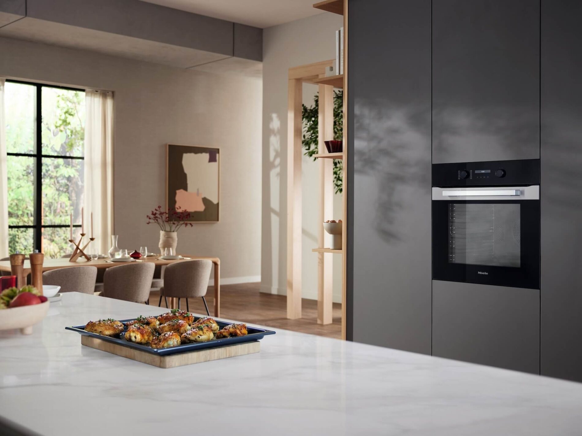Backofen Moderner Einbauofen von Miele in einer stilvollen Küche
