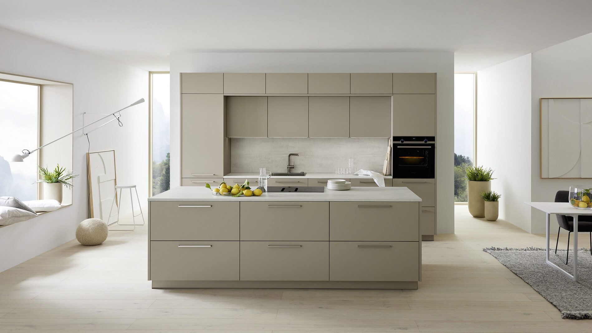 Moderne beige Küche mit Kücheninsel und Einbaugeräten