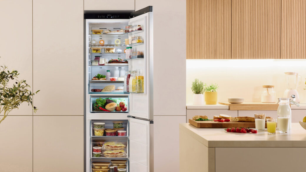 Offener Kühlschrank mit Lebensmitteln und moderner Küche im Hintergrund
