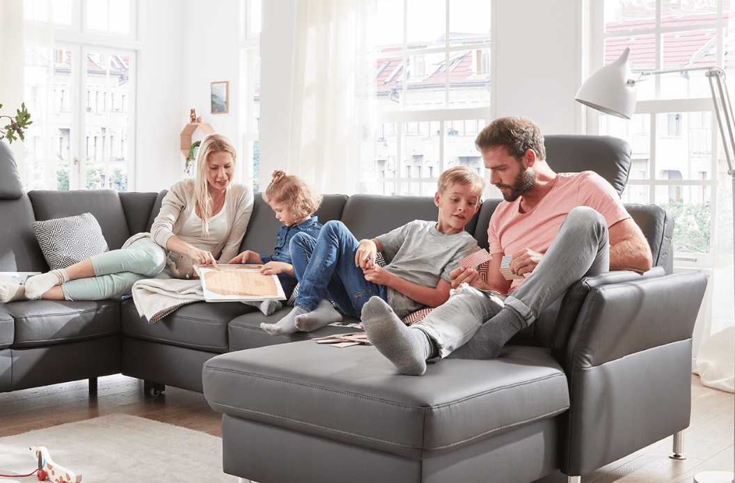 Familie auf dem Sofa